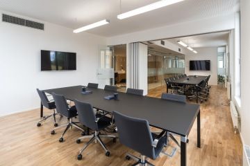 Zasedací místnost v černé barvě v kancelářích firmy GROHE