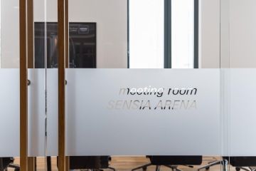 Detail na polep na skle pro meeting místnost ve firmě GROHE