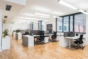 Open space moderní kanceláře s akustickými panely ve firmě GROHE