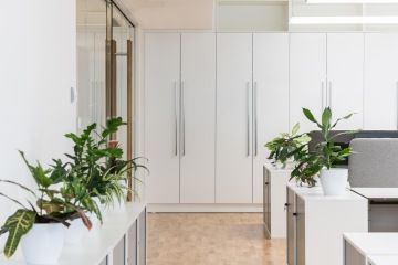 Pracovní chodba vyzdobena květinami