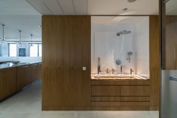 Detail na pracovní kuchyň s dřevěnými prvky ve firmě GROHE