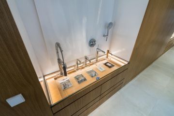 Detail na pracovní kuchyň s dřevěnými prvky ve firmě GROHE