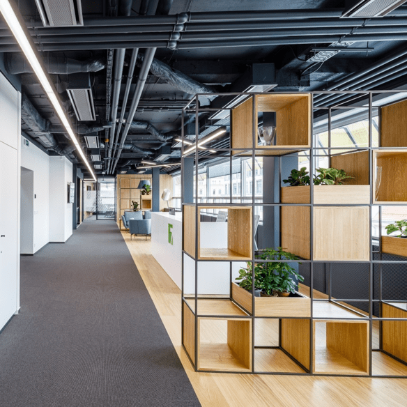 Dřevěné police s kovovou konstrukcí a květinami