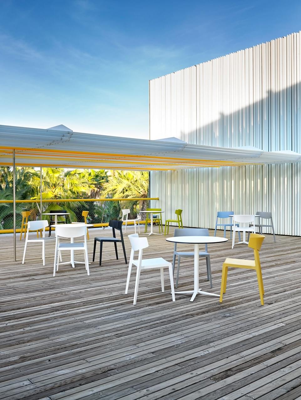 Outdoor terrace with Wing chairs from the Spanish manufacturer Actiu