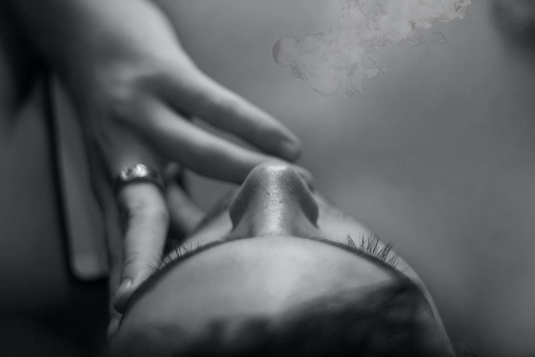 Odpočinková zóna v s komfortním sezením a mechovou stěnou v kancelářích Elektrotrans