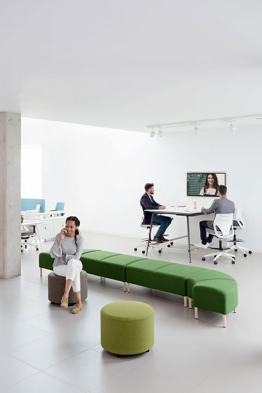 Agile environment with modular furniture for flexible use