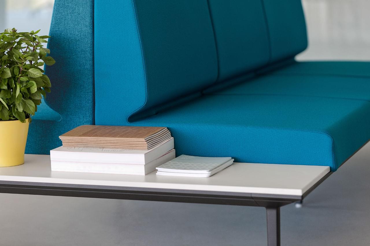 Pohled na modrou soft seating sedačku od firmy Actiu 