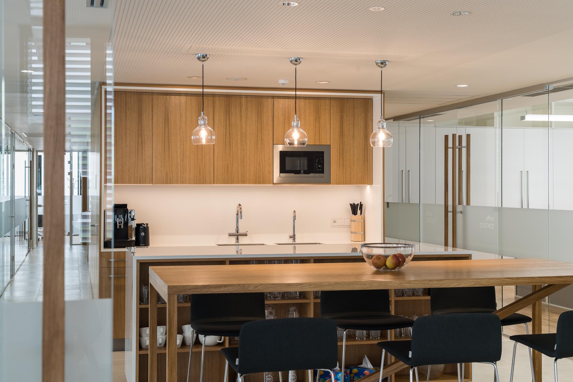 Pracovní kuchyňka s dřevěnými prvky a ostrůvkem v kancelářích firmy GROHE