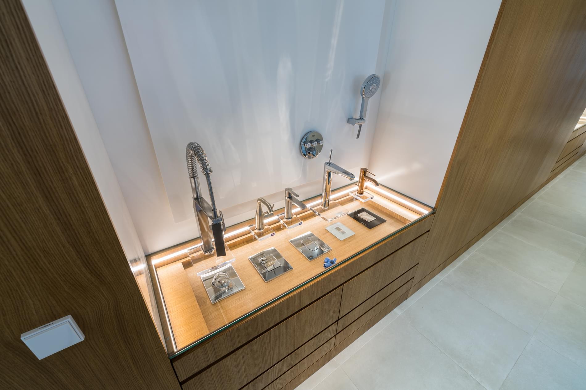 Detail na pracovní kuchyň s dřevěnými prvky ve firmě GROHE