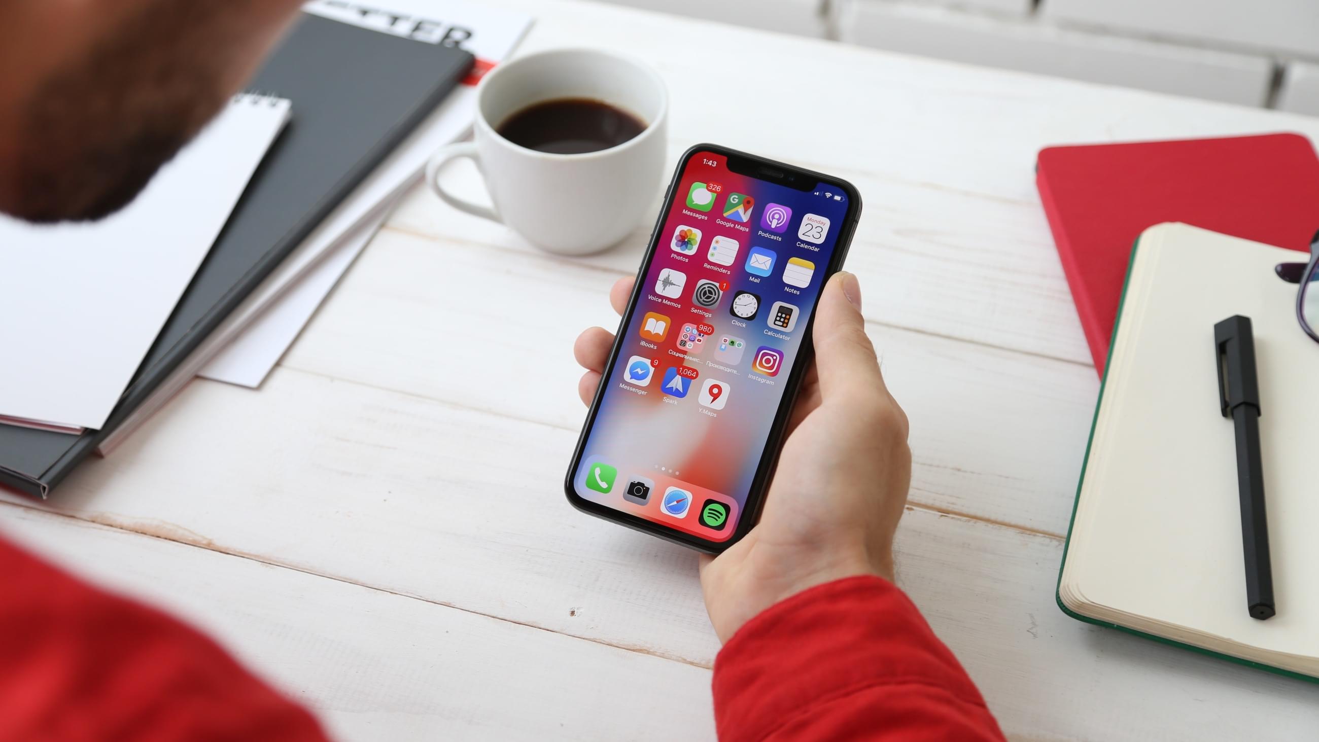 Pohled na mobilní zařízení s aplikacemi